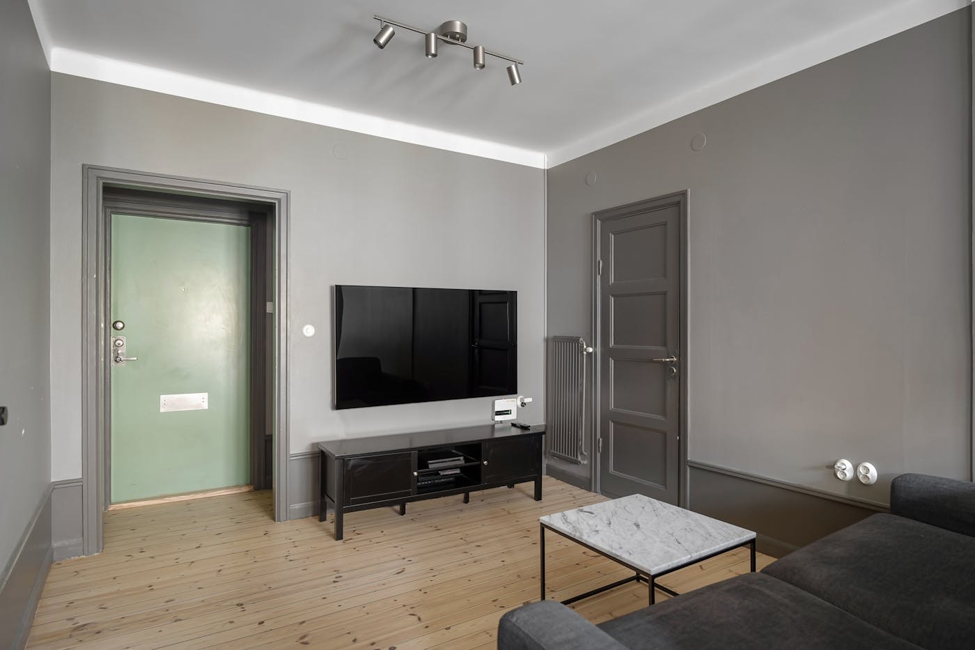 Téléviseur installé dans un salon sobre