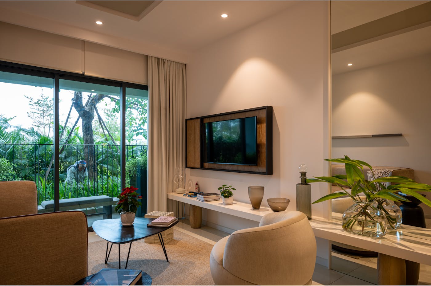 Salon moderne avec télévision murale