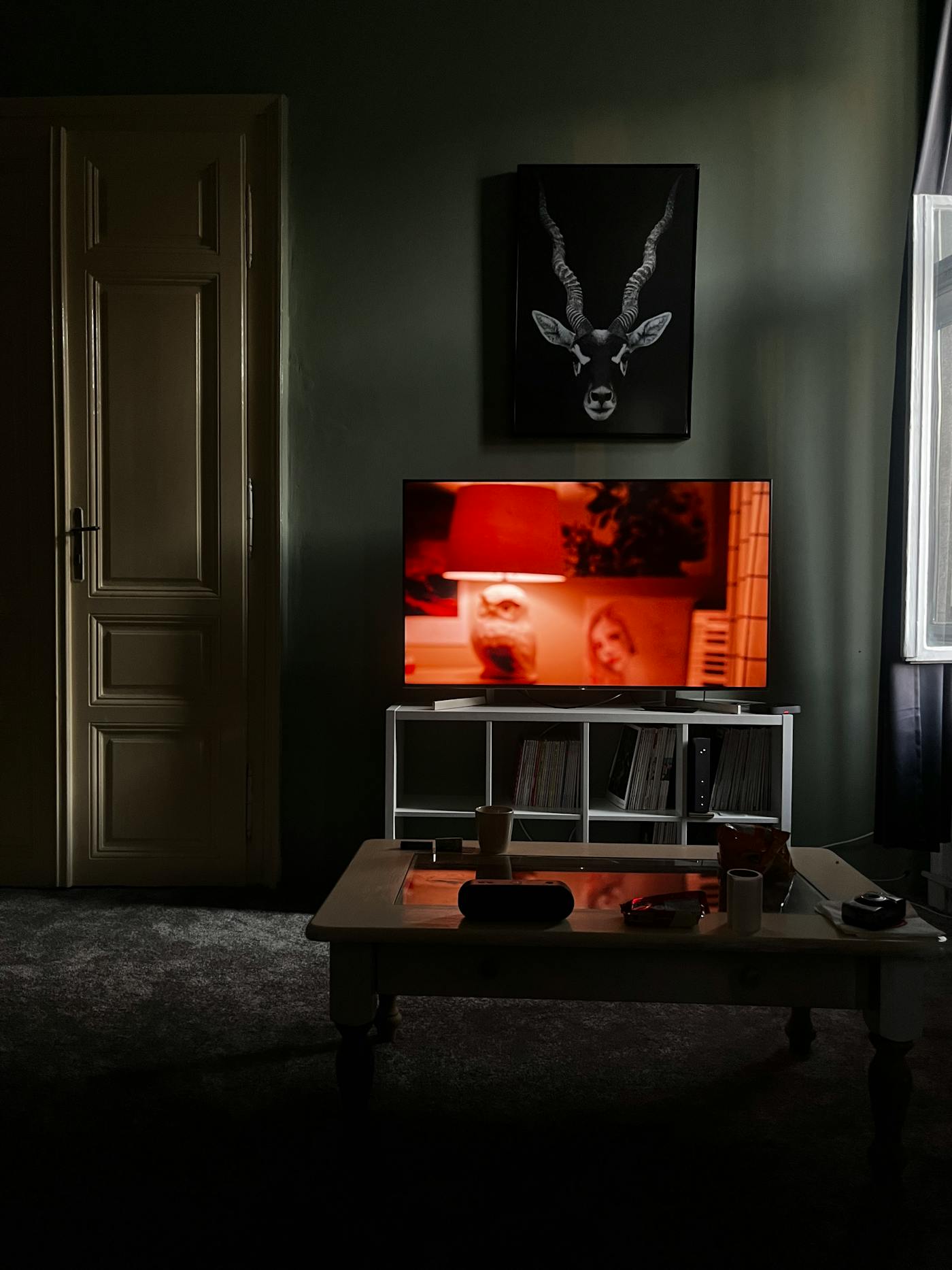 Télévision allumée dans un salon tamisé