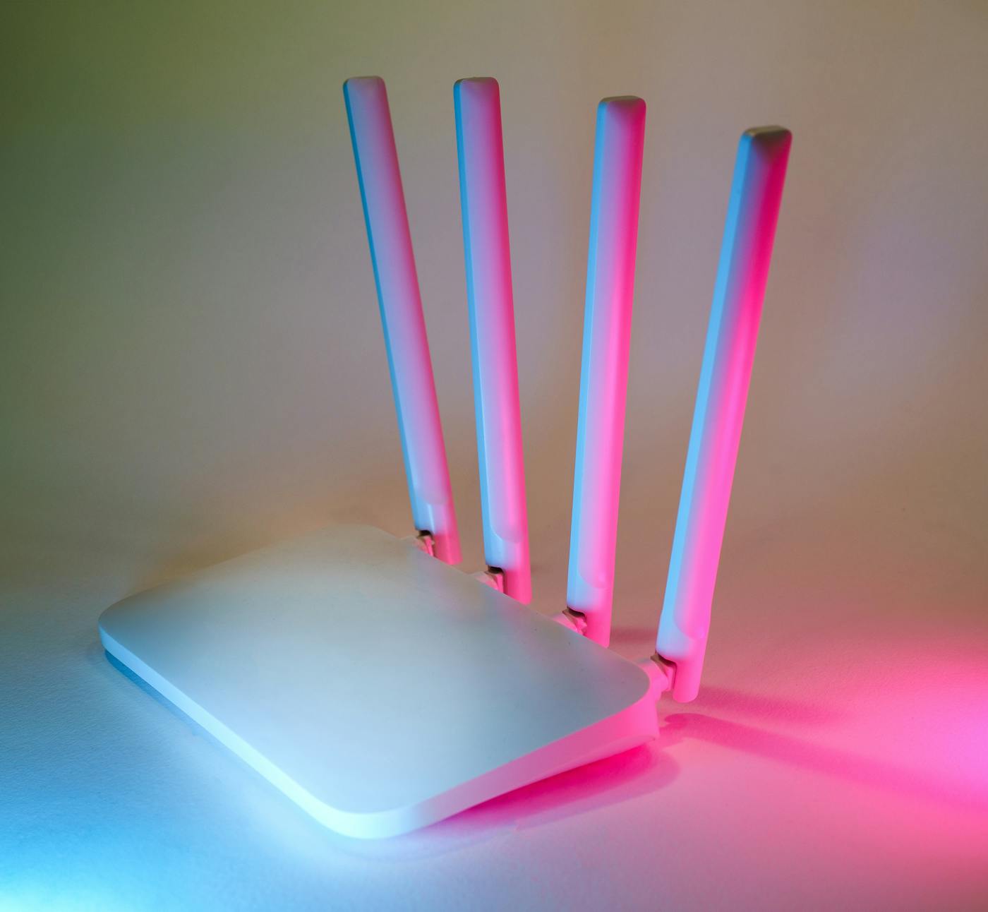 Routeur Wi-Fi blanc posé sur une table